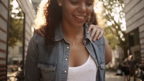 Amigos menina piggyback um ao outro — Vídeo de Stock