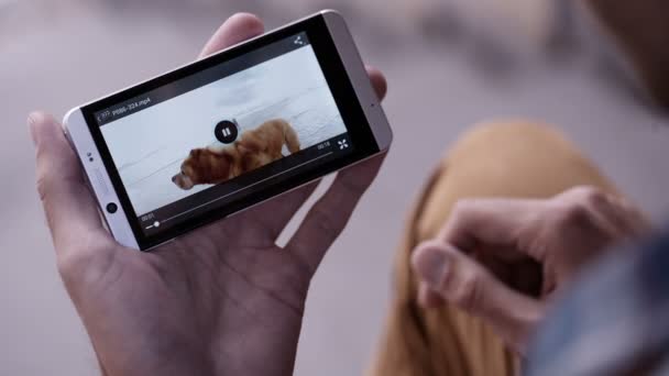 Homme utilisant un smartphone — Video