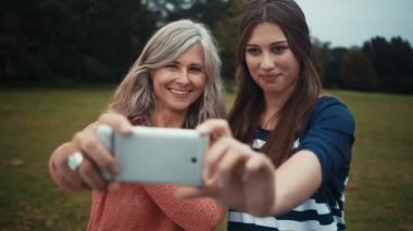 İki kadın bir fotoğraf yapıyor