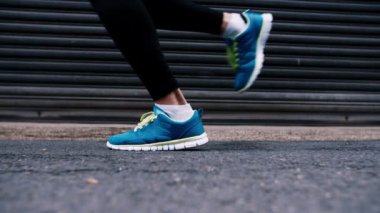 Şehirde çalışan kadın runner