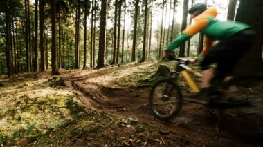 ormandaki yokuş aşağı motorcu