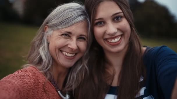 Улыбающиеся мать и дочь вместе — стоковое видео