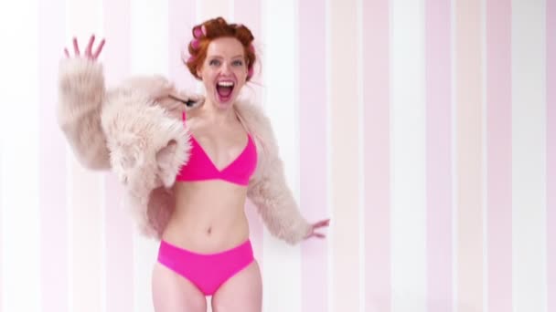 Red-haired girl in curlers dancing — Stock Video
