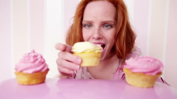 Schöne Frau mit süßem Kuchen — Stockvideo