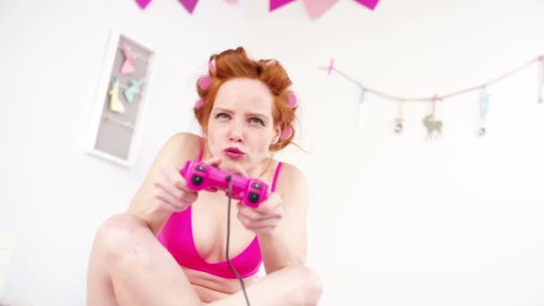 红头发的女孩在玩视频游戏 — 图库视频影像