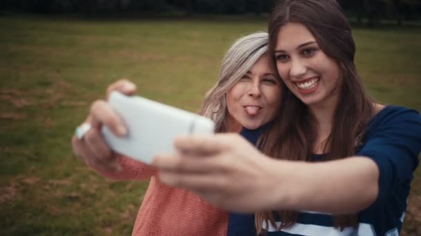 Duas mulheres fazendo uma foto — Vídeo de Stock