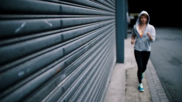 Chica comienza a correr en la calle de la ciudad — Vídeo de stock