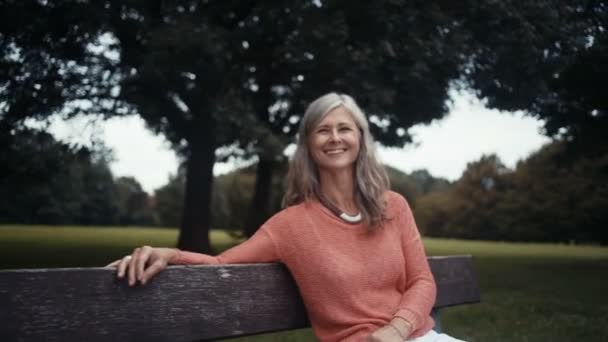 Sorrindo mulher madura — Vídeo de Stock