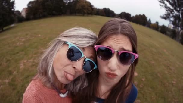 Grandmother and granddaughter hipsters — Stock Video