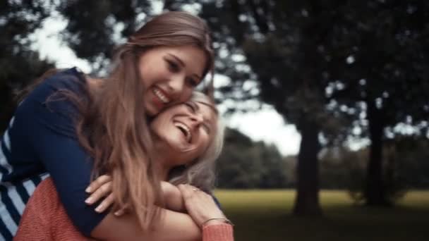 Grandmother and granddaughter hugging — Stock Video