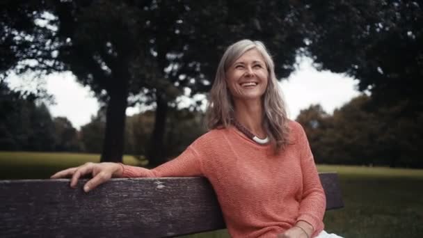 Sorrindo mulher madura — Vídeo de Stock