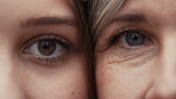 Augen zu und durch Enkelin und Großmutter — Stockvideo