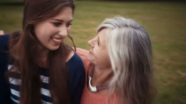 Sonrientes madre e hija juntas — Vídeo de stock