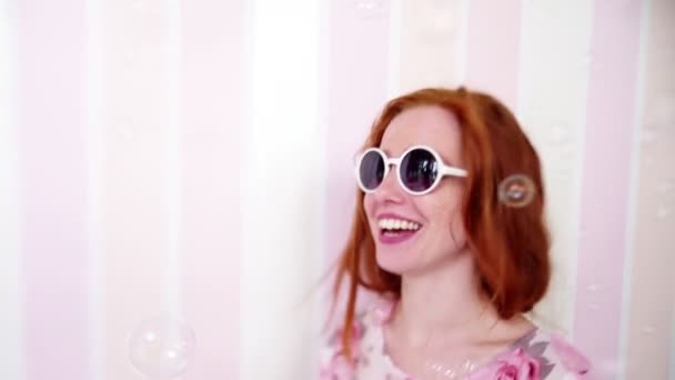 Красивая рыжая девушка в очках — стоковое видео