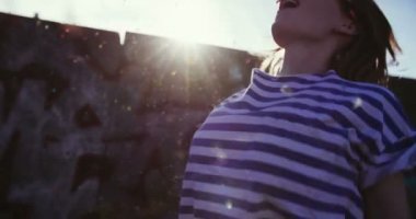 Genç kız konfeti dans