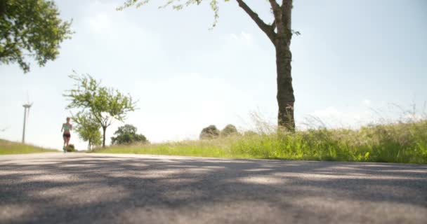 Mujer corriendo en la carretera — Vídeos de Stock