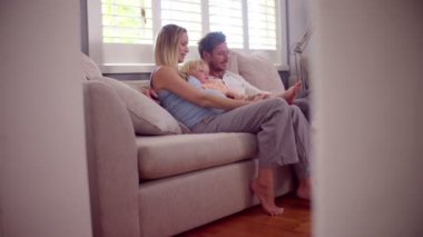 Çocuk anne ile kanepede