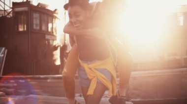 Afro kız arkadaşı piggybacking