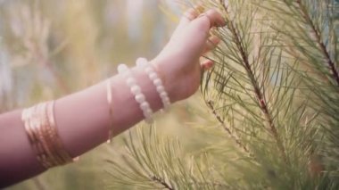 Boho kız duygu çam iğneleri