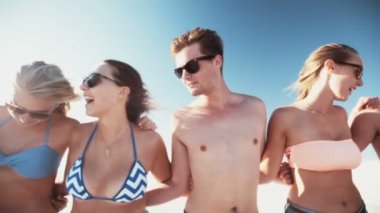 Üst üste plaj boyunca yürüyüş arkadaş