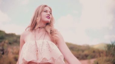 Boho kız toprak yol üzerinde