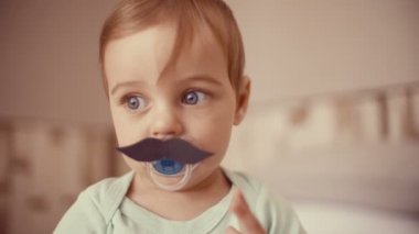 Kağıt bıyık dokunmadan erkek bebek