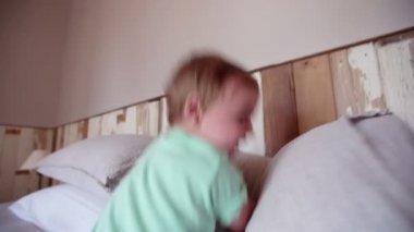 Tarama ve yatağın keşfetmek erkek bebek