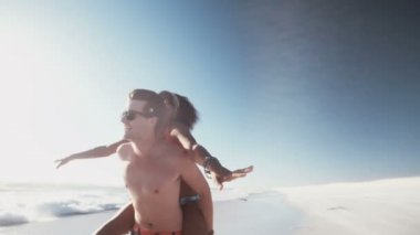 Afro arkadaşı piggybacking adam