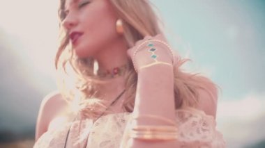 Boho kız bir ülke toprak yol üzerinde