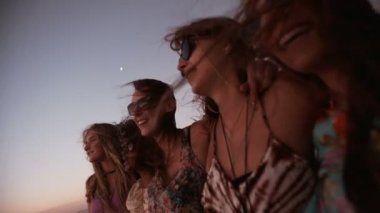 Kız sarılma ve okyanus izlerken arkadaşlar