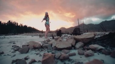 Çiçekli elbiseyle dans Boho kız