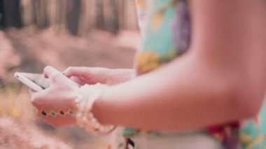 Kız onu Smartphone'da yazarak