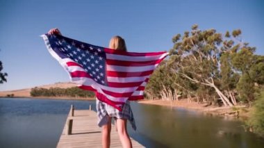 Amerikan bayrağıyla koşan kız