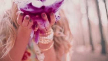 Boho kız pembe tüy üfleme