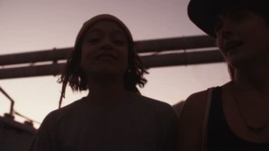 Kız yürüyüş ve gülümseyen arkadaşlar