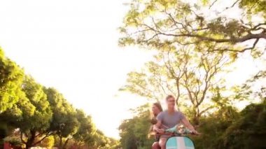 Sevgi dolu bir yolculuğa onların scooter üzerinde çift