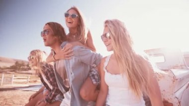 Kız arkadaşıyla arkadaş piggybacking adam