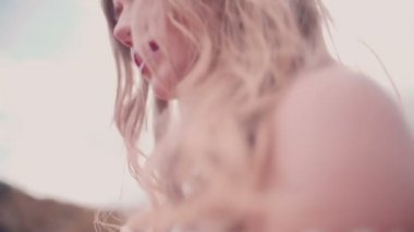 Boho kız bir ülke toprak yol üzerinde