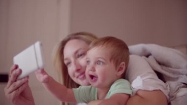 Anne ve bebek oğlum ile smartphone