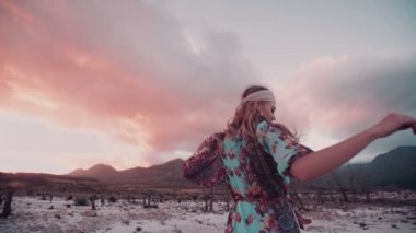 Boho kız akşamı doğada yürüyüş