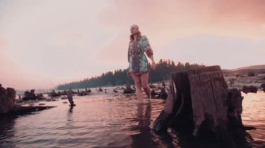Boho kız sığ bir göl yürüyüş
