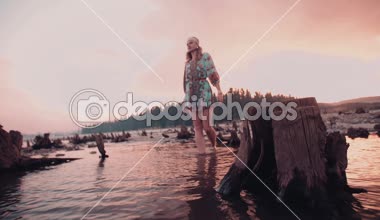 Boho kız sığ bir göl yürüyüş