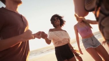 Bir beachparty, arkadaşlarıyla dans Afro kız