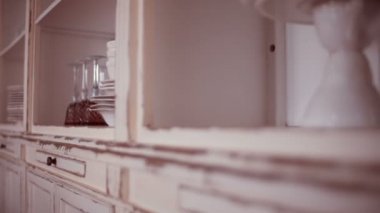 Mutfak dolabında dishware