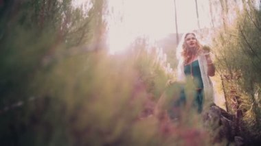 İlkbaharda doğa ile çevrili Boho kız