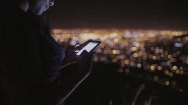 Kadın bir telefonda bir sms gönderme