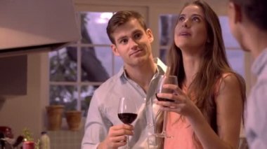 Alkış arkadaş mutfakta söyleyerek çiftler