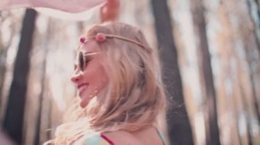 Boho kız ormanda