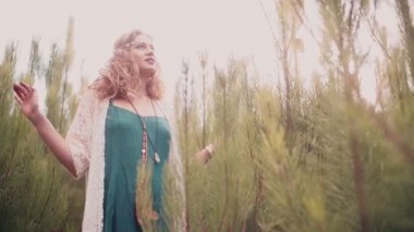 Boho kızı bahar doğa ile çevrili