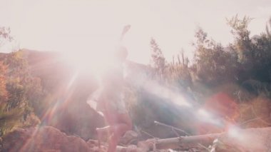 Boho kız gölde taşlar üzerinde adım